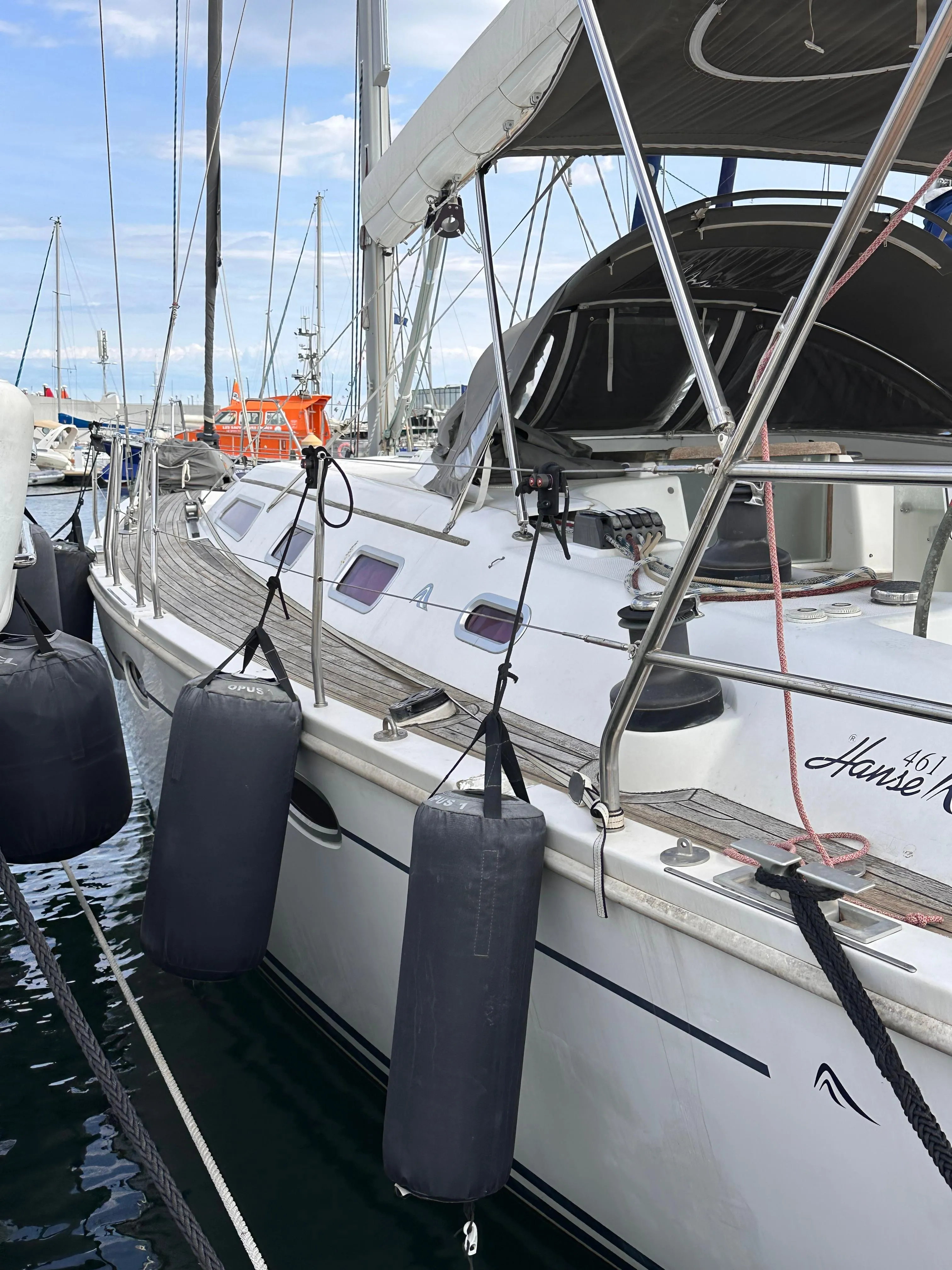 FENDLOCK clipped onto a sailboat lifeline, fender set at the right height